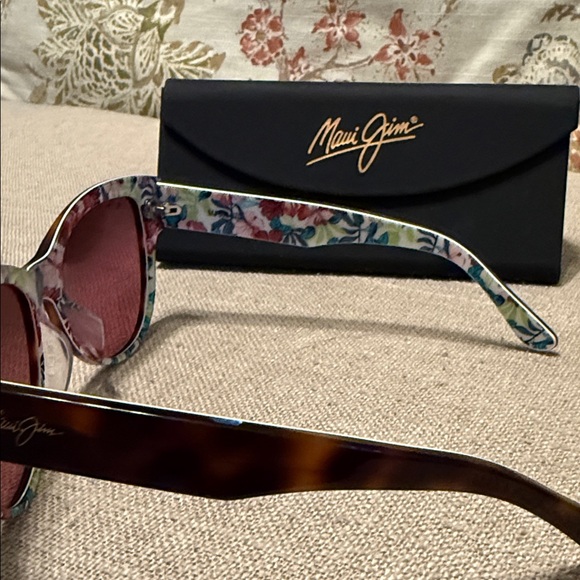 Maui Jim Tortoise Sunglasses with Floral Interior - Picture 3 of 11